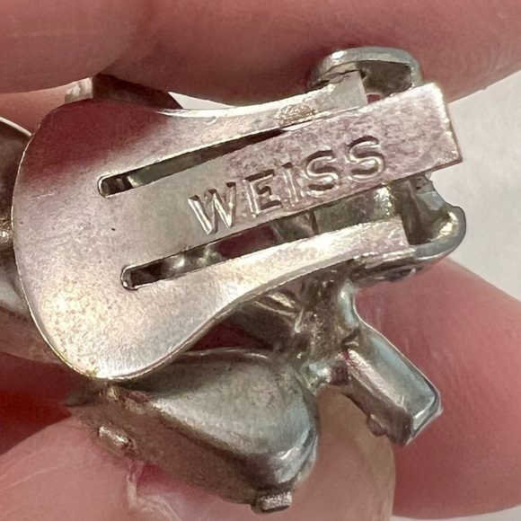 Vintage Signed WEISS Leaf Shape Clip On Earrings - Light Blue‎ Rhinestone RARE - Picture 4 of 4